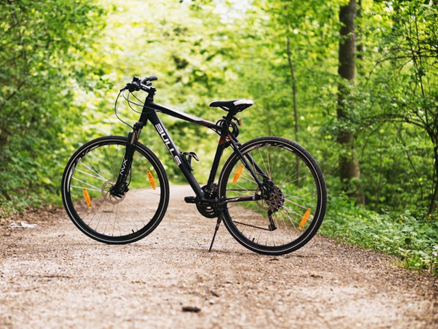 En svart cykel